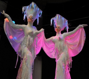 Steltloopacts steltentheater boekt  u bij www.kwekel-evenementen.nl